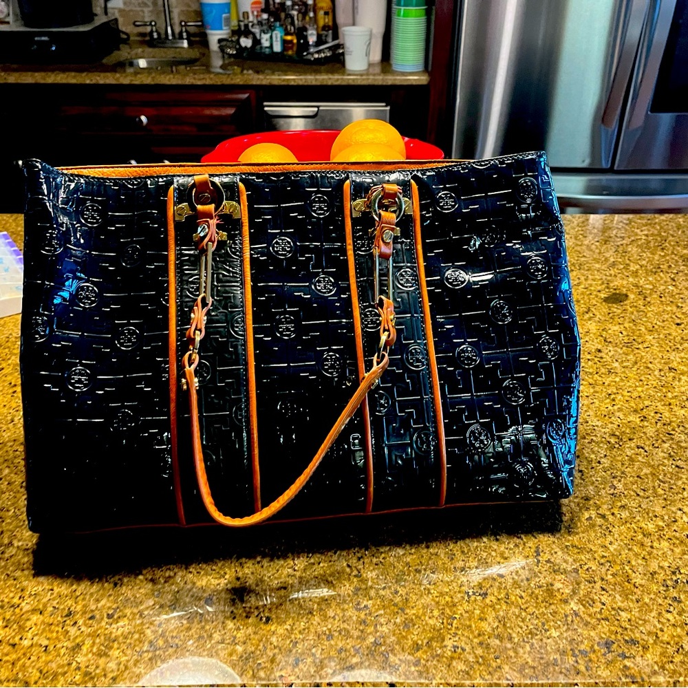 Tory Burch Navy patent and leather accent tote 14 x 12 cloth 3 pocket, mag snap
